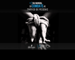 Arte feita em com a foto em preto e branco de duas mãos amarradas. Na parte superior a informação: Dia Mundial do combate ao Tráfico de Pessoas. Na parte inferior a logomarca do TRT-16(MA) e do Disque 100.