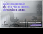 Arte com foto de escritório em preto&branco e texto roxo.