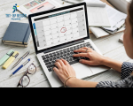 Foto de uma mesa de trabalho com mãos femininas no teclado de um notebook, em cuja tela aparece um calendário.