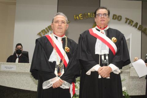 dois homens de toga em pé pousando para foto