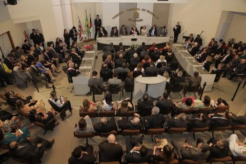 auditório do pleno com pessoas assistindo a sessão de posse