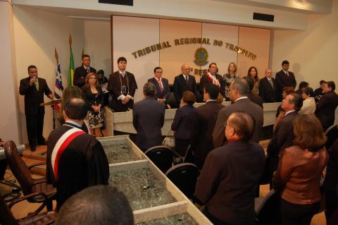 auditório do pleno com pessoas assistindo a sessão de posse