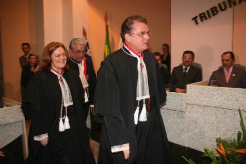 homem de toga caminhando durante sessão de posse no pleno