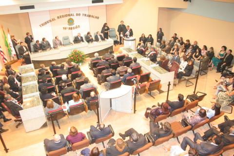 auditório do pleno com pessoas assistindo a sessão de posse