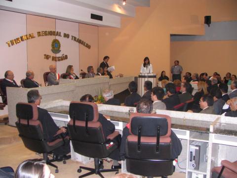 auditório do pleno com pessoas assistindo a sessão de posse