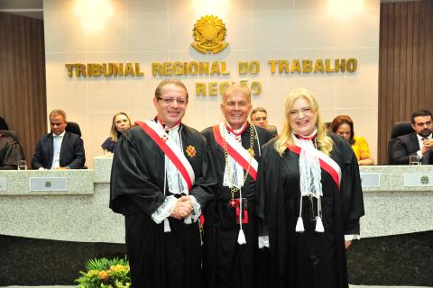 Três Desembargadores de Toga em pé, pousando para foto, dois homens e uma mulher