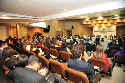 auditório do pleno com pessoas assistindo a sessão de posse