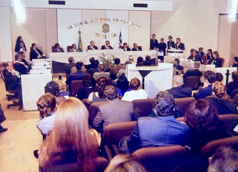 auditório do pleno com pessoas assistindo a sessão de posse
